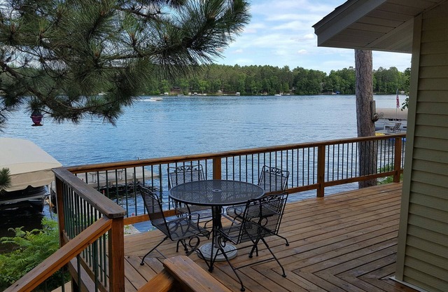 PONTOON INCLUIDO - CABINA DE FAMILIA RELAJANTE EN EL BORDE DE LAS AGUAS DEL LAGO O'BRIEN