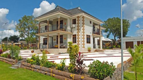 Pool- 5Br 4Ba- Balcony- Garden- AirCon- Parking