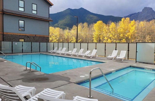 Pool and hot tub - La Sombra 2bd retreat at Sparrowhawk Lodge