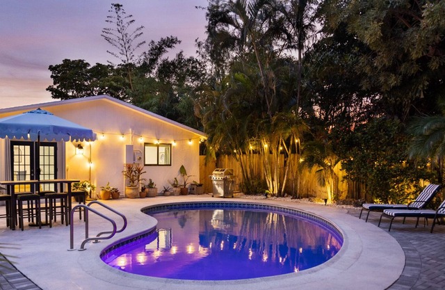 Casa con piscina, jacuzzi y parrilla cerca de la playa.