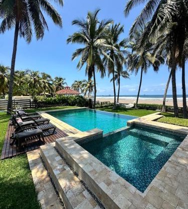 Pool and Jacuzzi Beachfront house CostaAzul ElSalvador