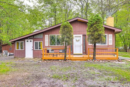 Pool and Lake Access Family Poconos Cabin with Deck