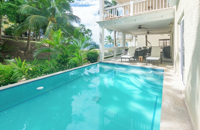 Frente a la playa con piscina privada en Tranquil Lawson Rock Community