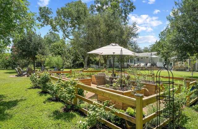 Charming Cottage on Acreage Lot, Short Walk to Historic Town, Shops, & Wine Bars