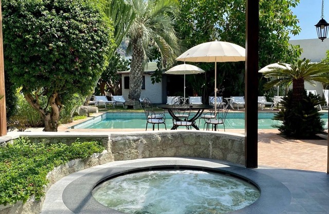 "Pool Cottage" with garden, swimming pool and spa whirlpool