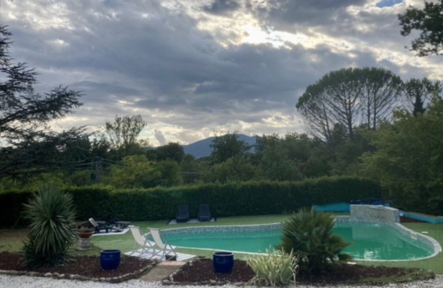 PISCINA Y PAÍS PADRE ENTRE PISA Y FLORENCIA