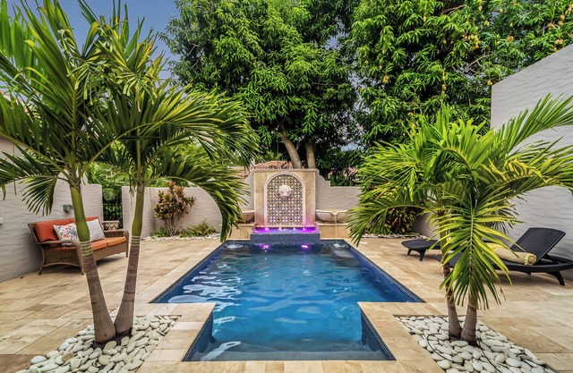 Pool Courtyard, patio w/ fire pit, 2 mls downtown