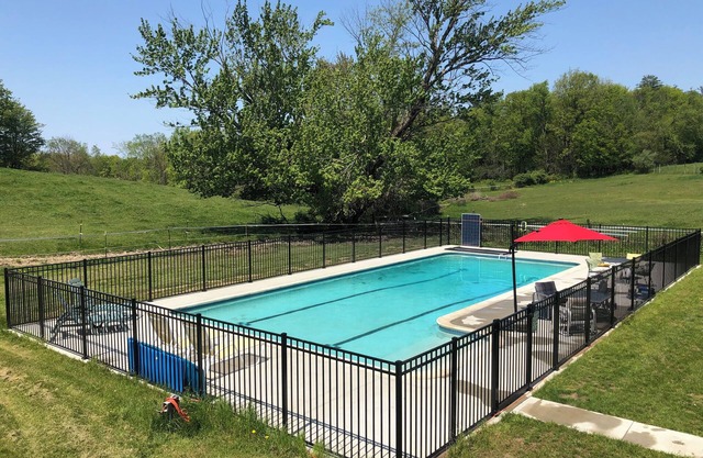 Pool, Farmhouse, Pets Welcome at Roundhill Farm