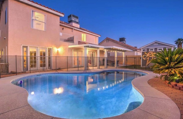 4BR Dazzler w/ Heated Pool, Foosball & Strip View!