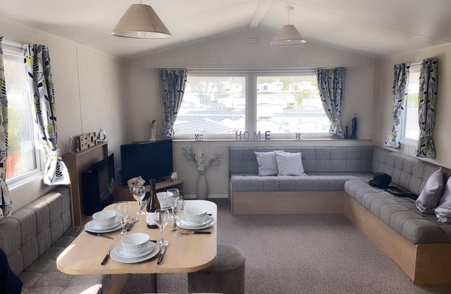 Pool-garden-2br-parking-wifi-sleeps6