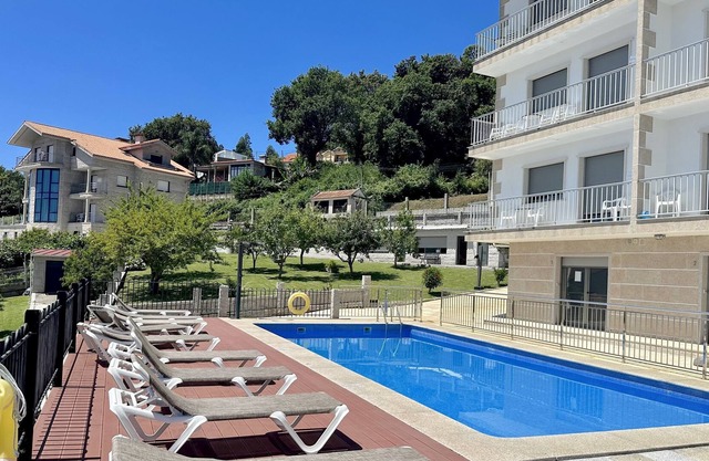 Piscina, jardín, parque infantil, pista de tenis y barbacoa. A 400 m. la playa