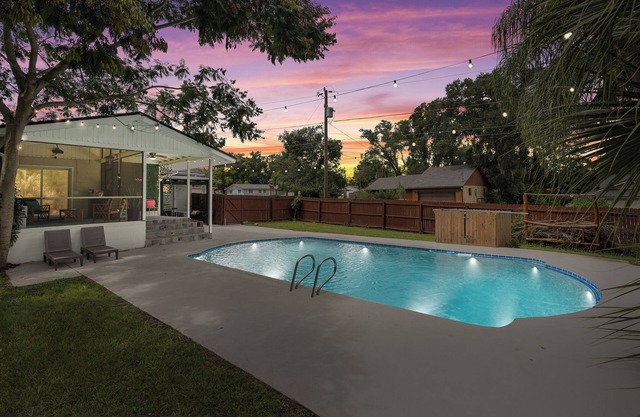 Pool+Grill+Huge yard+outdoor movies+Plenty parking space