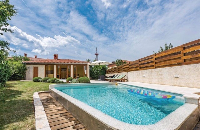 Piscina, parrilla, WiFi, billar, bicicletas, bádminton, lavavajillas, lavadora.