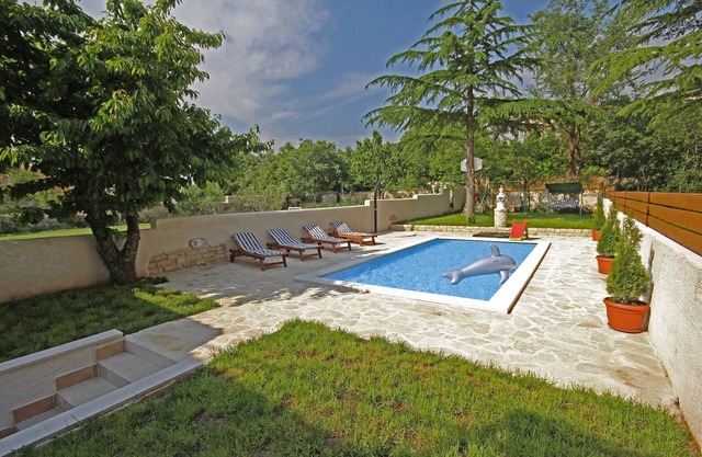Piscina, parrilla, WiFi, bicicletas, ping-pong, lavavajillas, lavadora.