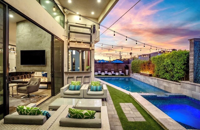 Sleeps 12/Walk to Old Town/Pool/Spa/Patio Misting/Putting Green