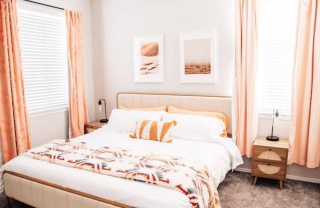 Pool+Hiking+Lagoon+Gym+Hot Tub+Sleeps 5+Clean+Cozy