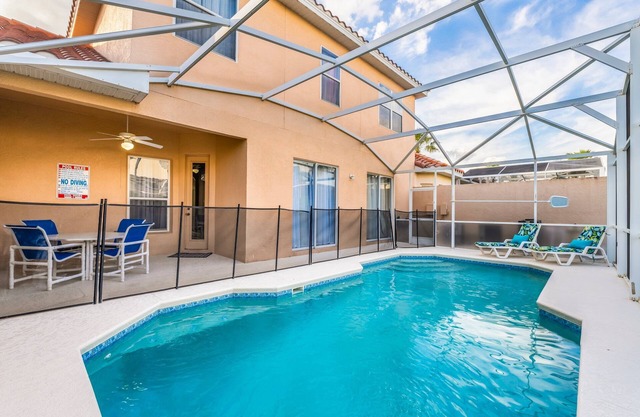 Villa de 4 dormitorios, 3. 5 baños, patio con piscina, sala de juegos y casa club en el lugar