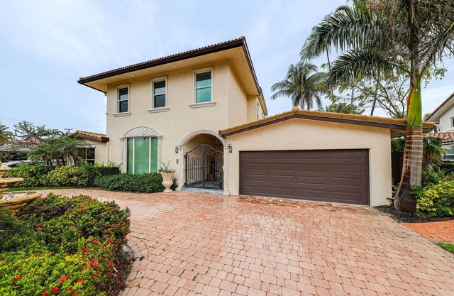 Pool & Home Theater: Lighthouse Point Home!