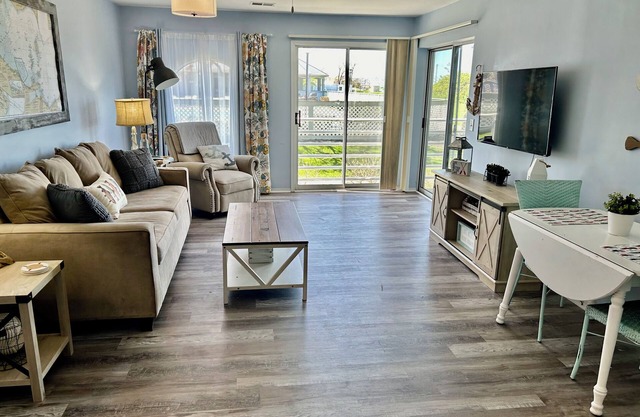 Pool - Hot Tub - 2 BR - First Floor - Pool View - Walk to the Jet - Erie Escape