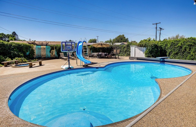 Pool & Hot Tub Access: Luxury Roy Oasis!