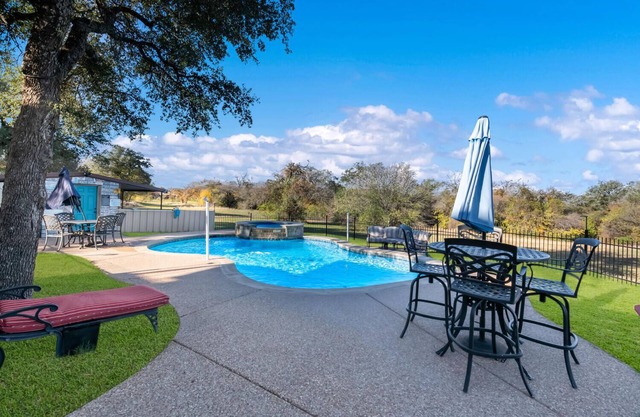 Pool, Hot Tub, Fire Pit & 200 Yards to Lake