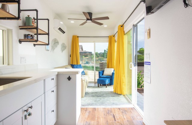 Pool, Hot Tub, King Bed, Views, close to Sedona! Unique Shipping Container home!