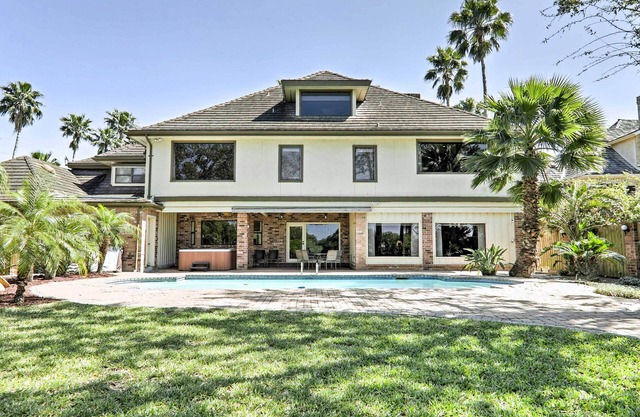 Lakefront Harlingen Home w / Pool, muelle y mesa de billar