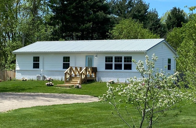 POOL, HOT TUB, PET FRIENDLY FENCED IN YARD RETREAT CLOSE TO LAKE MICHIGAN!!!
