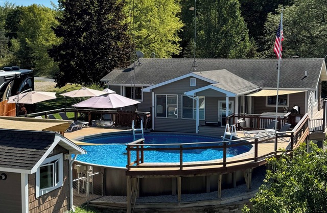 Pool, Hot Tub,, Walking trails, 7 minutes to Lake Michigan