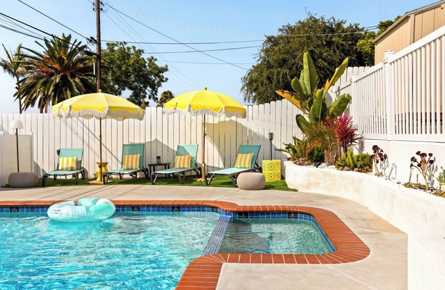 Pool house w/Playground, Mini Golf, King Bed