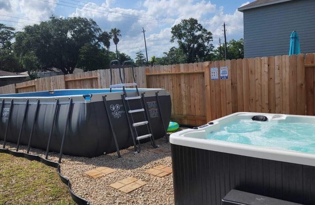 Pool house with hot tub! 20 mins away from downtown Houston