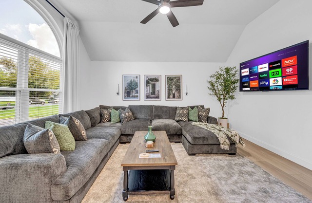 Pool, King size bed, quiet cul-de-sac... Welcome home!