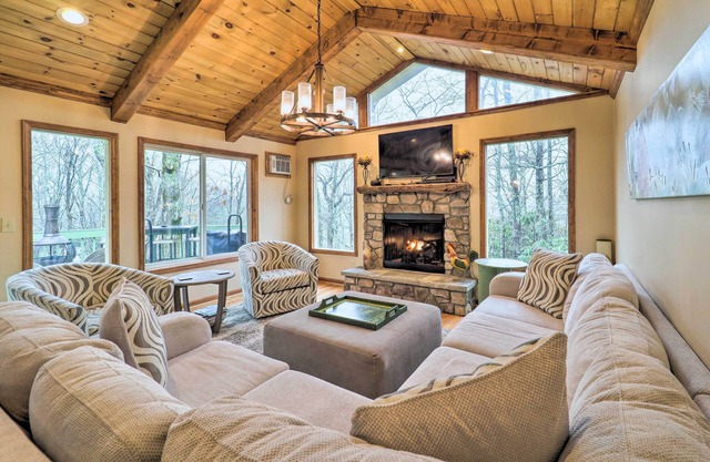 Pool & Lake Access: Idyllic Cottage in Newland