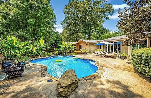 Pool Paradise: Mid Mod Lux Oasis in Quiet Central Location - Pet Friendly!