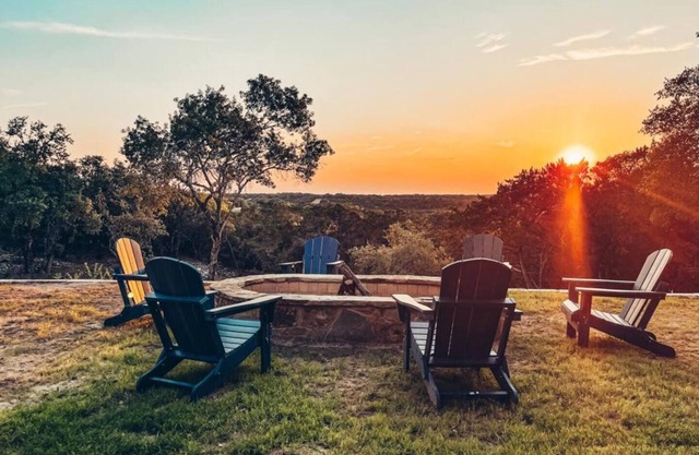 Pool & Pickle ball sleeps 28 in the TX hill country
