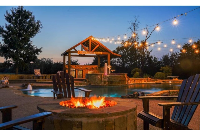 Pool,Pickle ball Courts , Sleeps Lrg Grp, Hot tub , Sauna Minutes from Lake