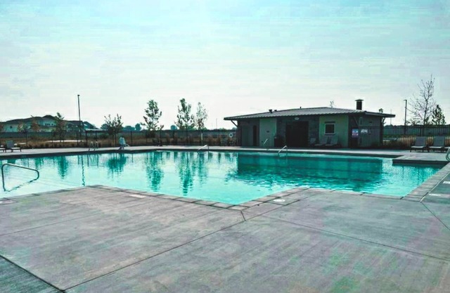 *POOL*- POND - PICKLE BALL -Get away in Comfort!