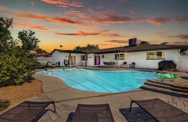 Nueva casa moderna cerca de Old Town Scottsdale-Heated Pool, Putting Green, Arcade