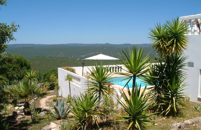 Apartamento junto a la piscina con entrada propia. rodeado de impresionantes vistas al campo.