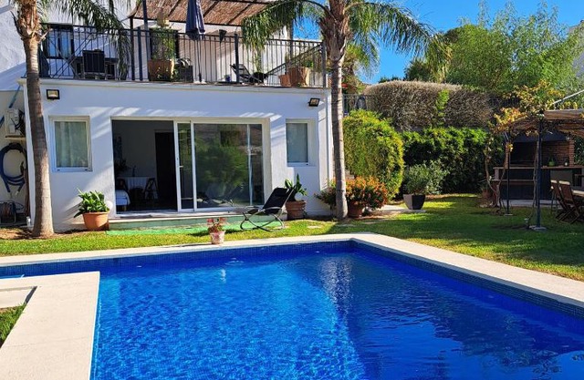 Pool-side chic studio in beautiful countryside