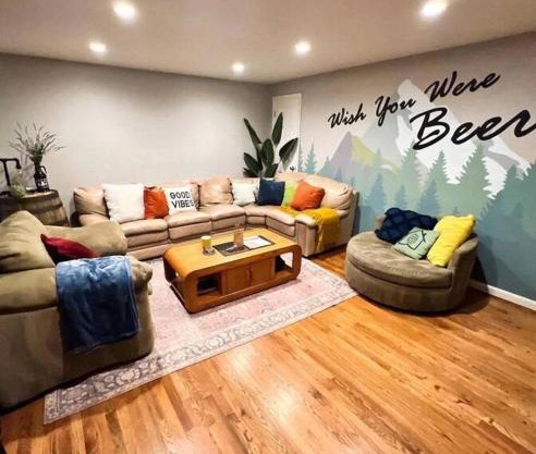 Pool Table, Arcade, Lounge - Beer Inspired BnB