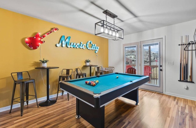 Pool Table, WALK to Downtown, Bars + Farmers Market
