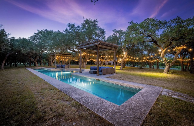Pool, Tennis & Pickleball Ultimate Hill Country Retreat| Creek| Sleeps 10