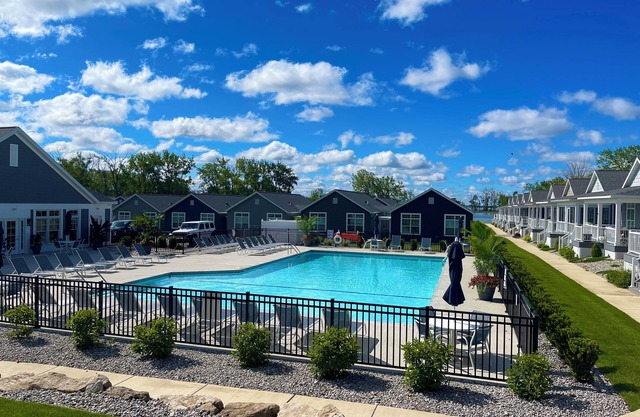 Pool View Home W/Porch Clubhouse Sauna Lake Erie!