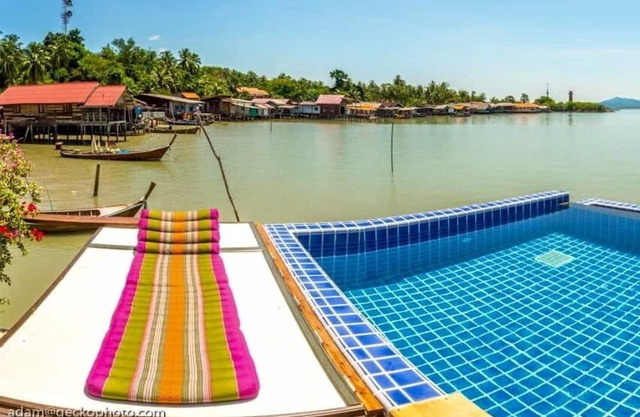villa de la piscina en el mar de Andaman