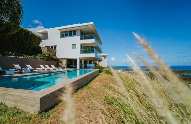 Pool, Walk out Patio Area w/ Kitchen,Great for Families,WIFI, Large Villa, Close to Seven Seas Beach