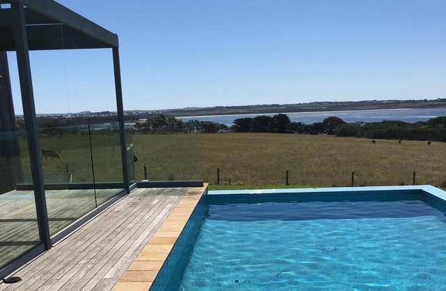 Vistas al agua de 180 grados desde su piscina privada