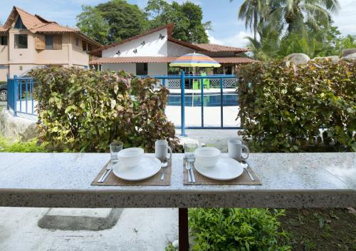 Poolside, 2BR Home, Walk to Beach and Dining