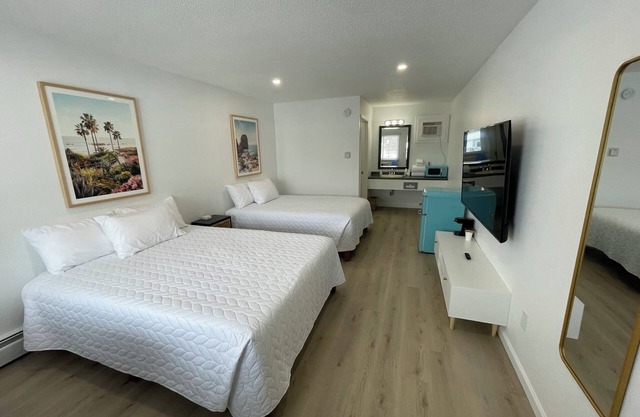 Poolside Double Queen Room (main level)