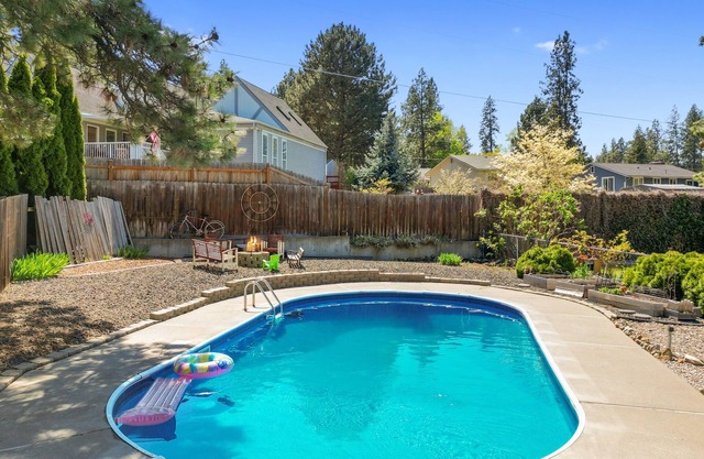 Poolside Getaway with Spacious Outdoor Living & 6 Cozy Beds!!